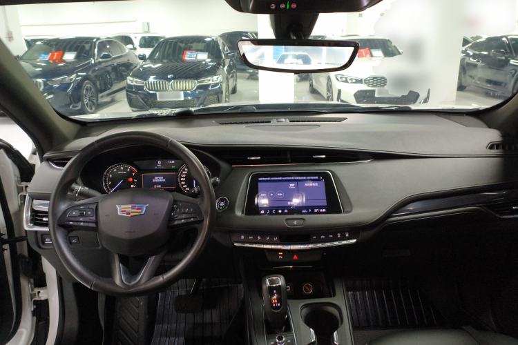 Used Cadillac XT4 2018 28T Two-Wheel Drive Tech Version Center Console