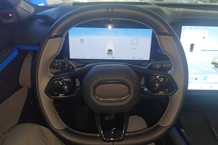 Used Lynk & Co 08 EM-P 2025 220 km All-Wheel-Drive Performance Halo Steering Wheel