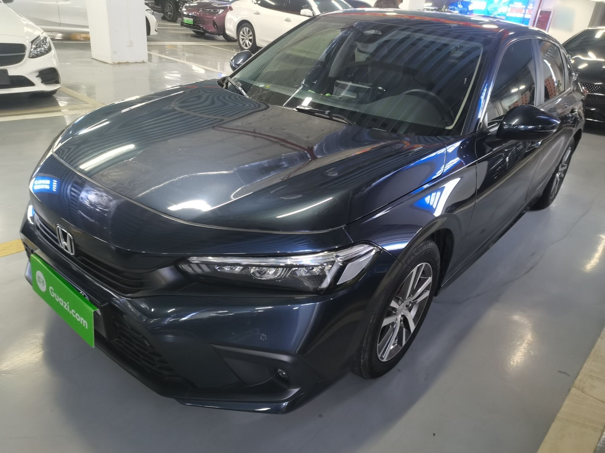 Под передней частью автомобиля