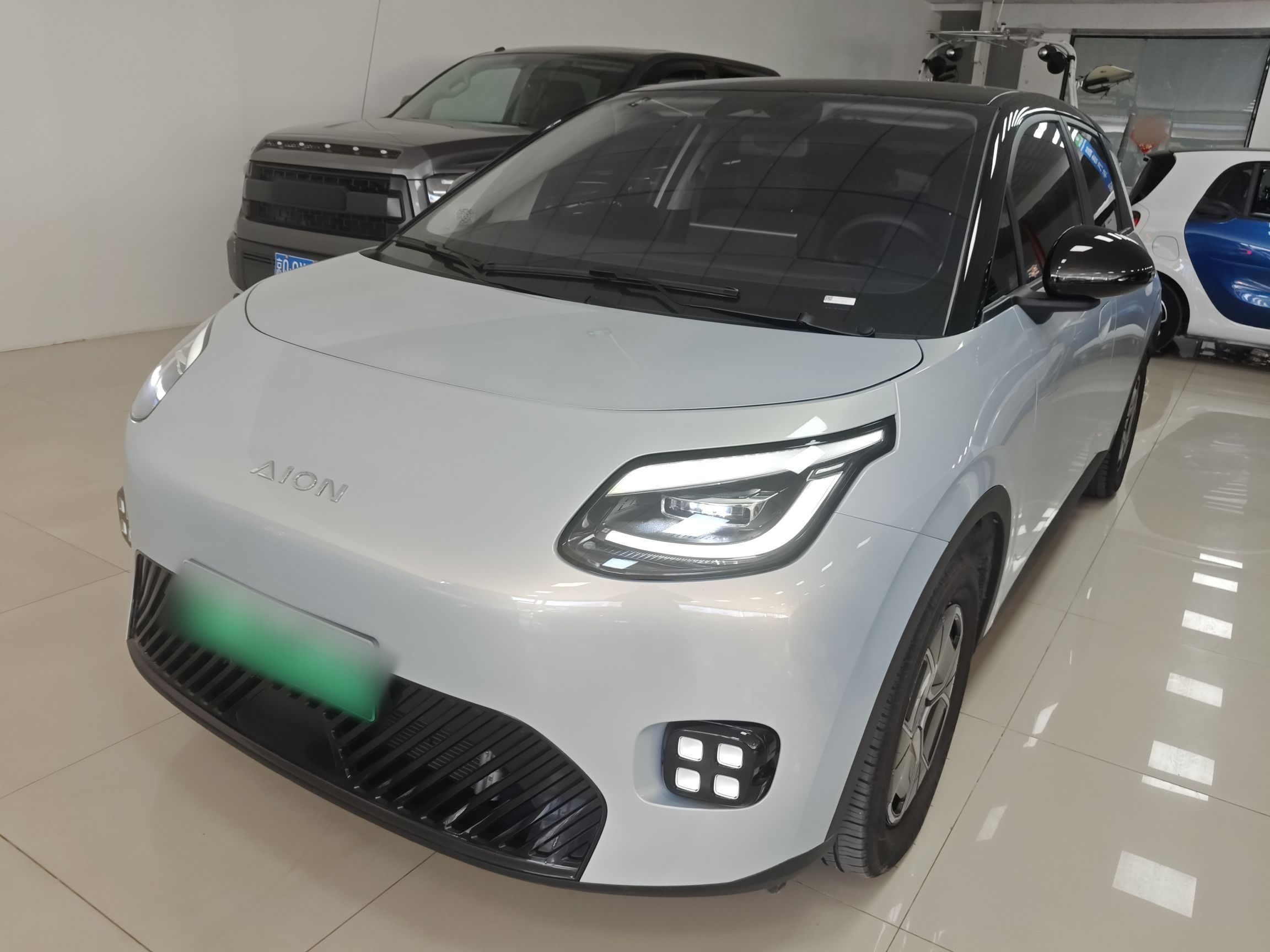 تحت مقدمة السيارة