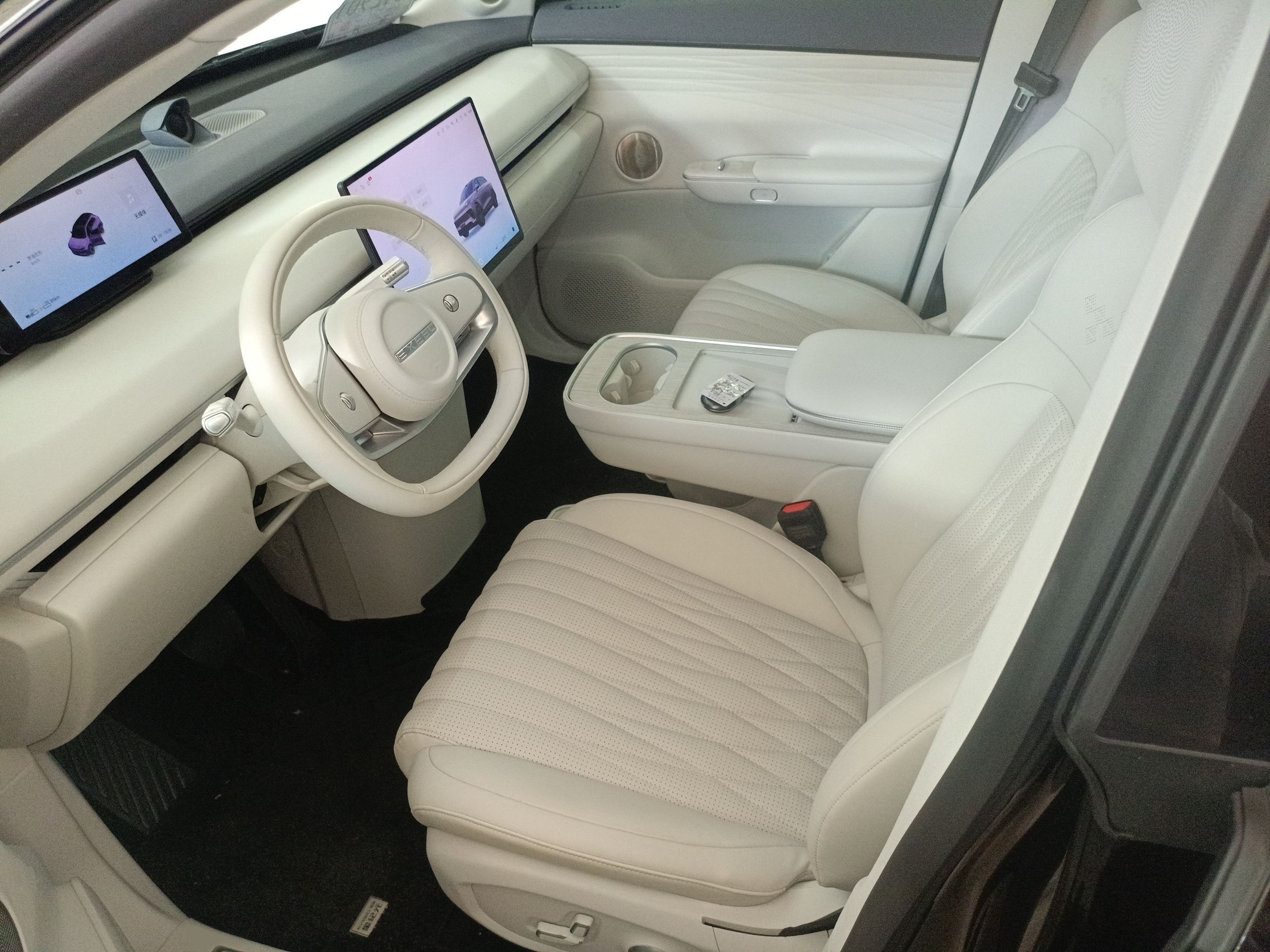 المقاعد الأمامية داخل السيارة