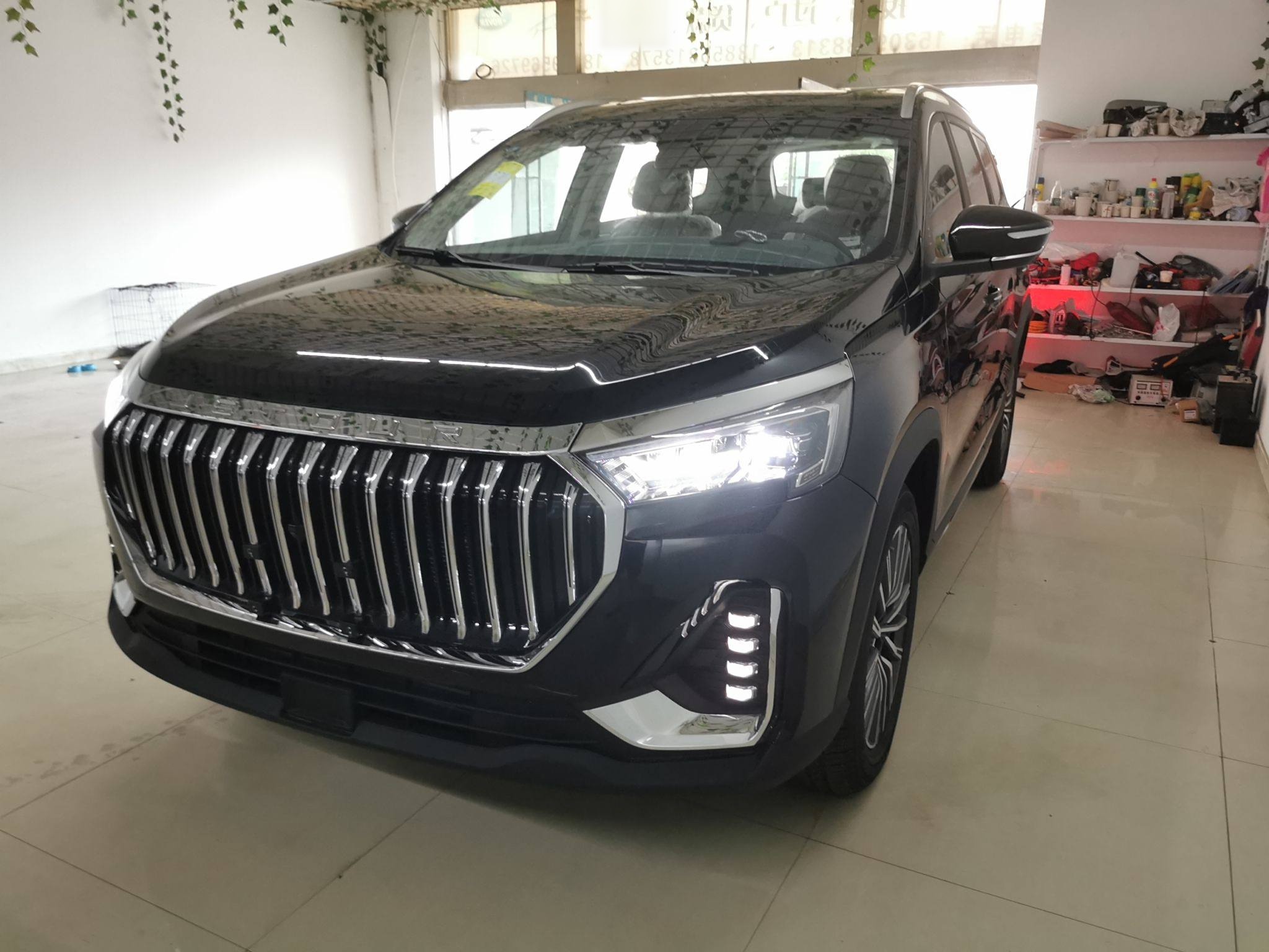 تحت مقدمة السيارة