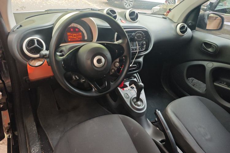 Used smart fortwo 2015 1.0L 52 kW hardtop Dynamic version Center Console