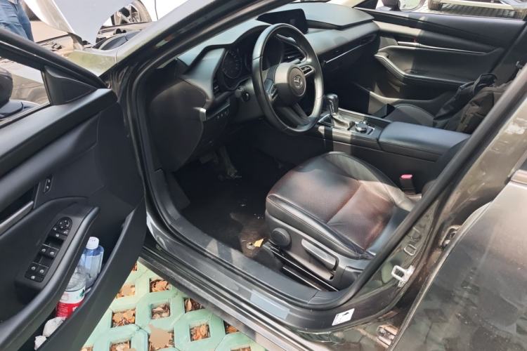 Used Mazda 3 Axela 2020 1.5L Automatic Luxury Version Driver Seat