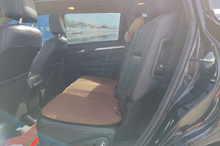 Used Toyota Highlander 2018 2.0T Two-Wheel-Drive Luxury Edition 7 Seats Emission Standard China V
