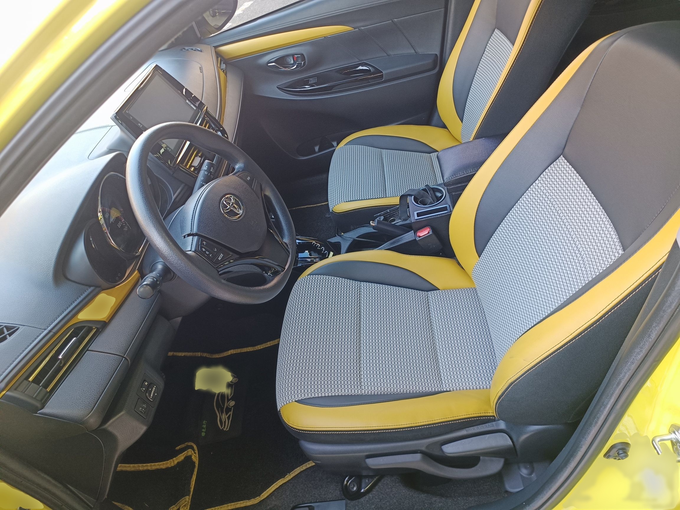 المقاعد الأمامية داخل السيارة