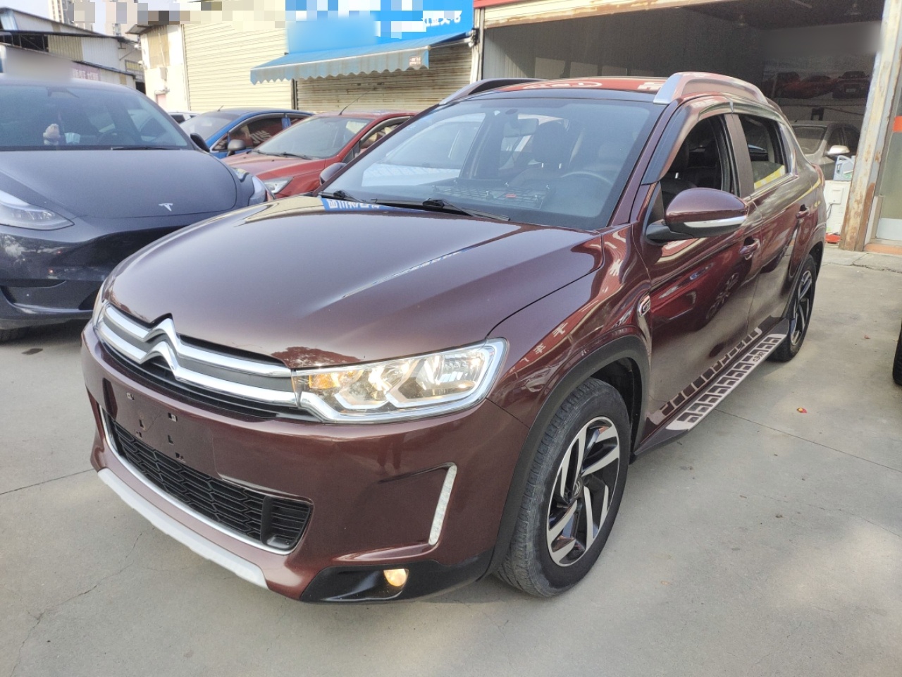 تحت مقدمة السيارة