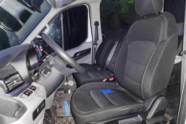 Used SAIC MAXUS Xintu V90 2024 ZhiJie 2.0T Manual Front-Wheel-Drive Short Wheelbase Mid-Roof Design with Single Rear Tire—5/6 Seater