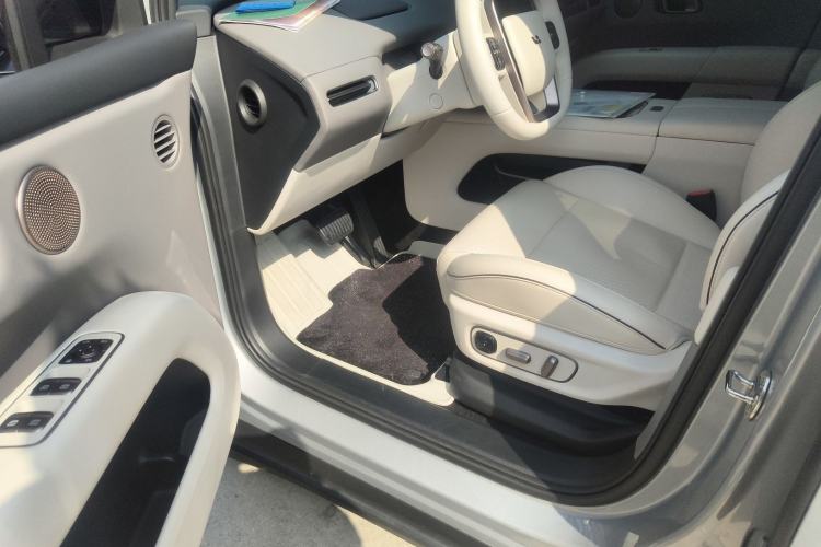 Used Li Auto i6 2025 Model Four-Wheel-Drive Standard Type
