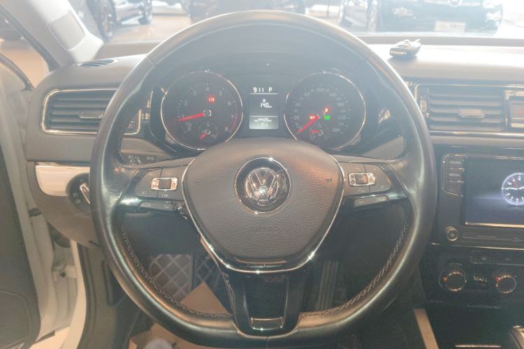 Used Volkswagen Sagitar 2017 230TSI Automatic Comfort Version
