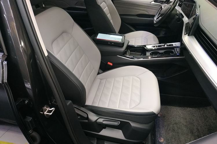 Used Volkswagen Tavendor 2023 330TSI Luxury Touring Edition Right Front Seat