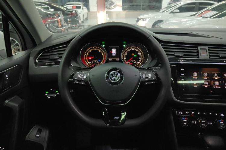 Used Volkswagen Tiguan L 2019 Revised 330TSI Automatic Two-Wheel Drive Smart & Luxury Edition China VI Standard
