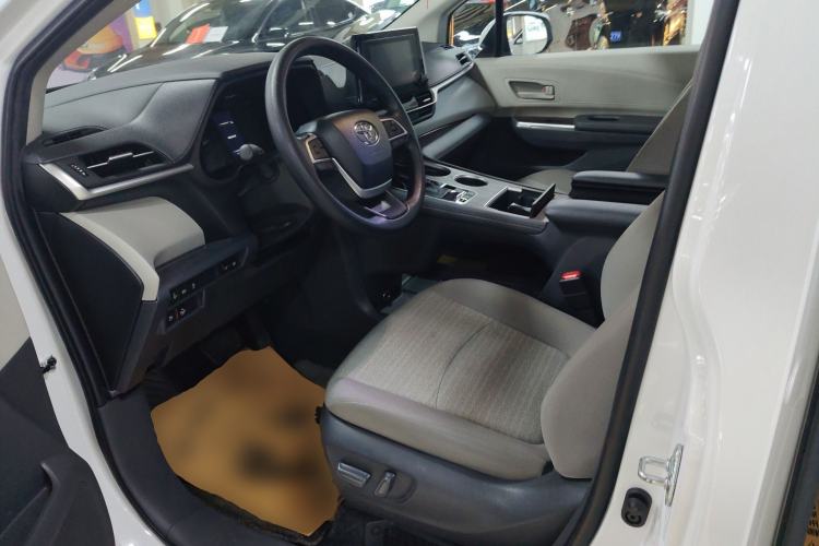 Used Toyota Sienna 2023 2.5L Hybrid Comfort Edition
