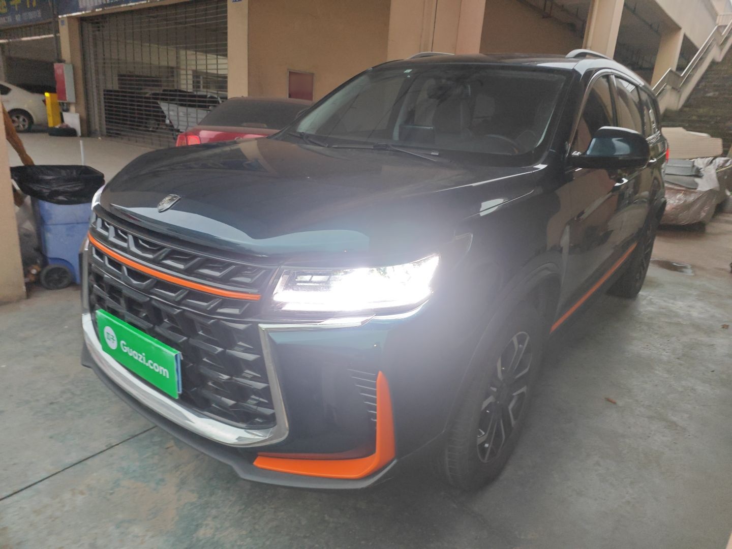 Под передней частью автомобиля