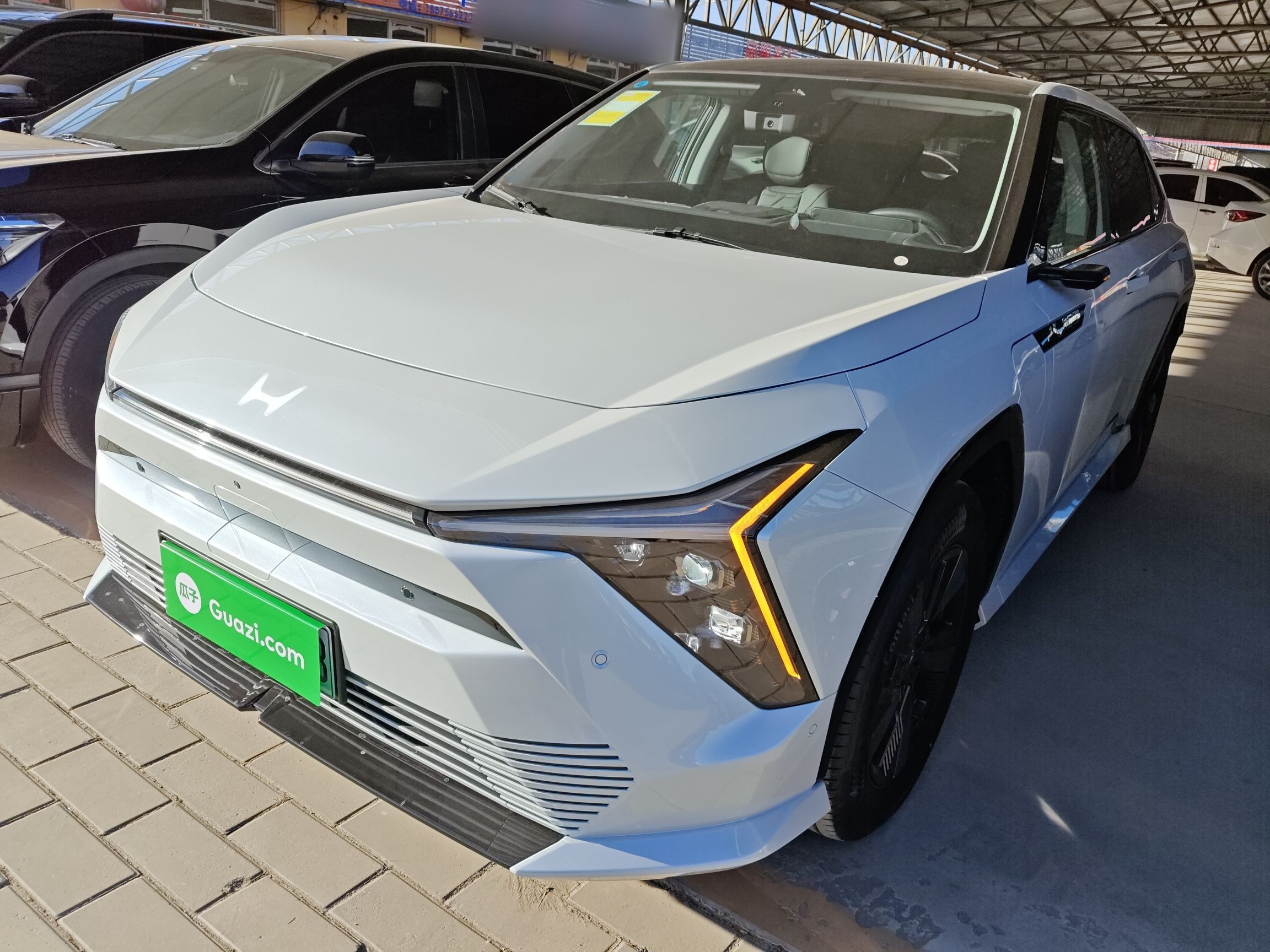 Под передней частью автомобиля