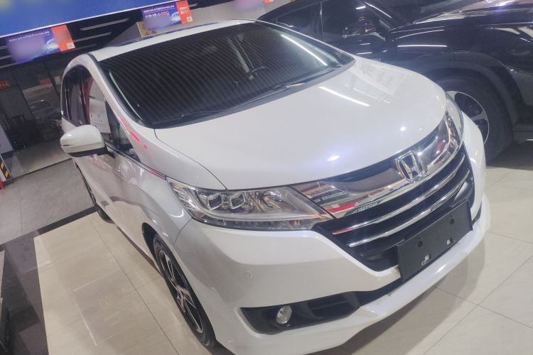 Used Honda Odyssey 2015 Updated Version 2.4L Smart Edition Front Right 45 Deg