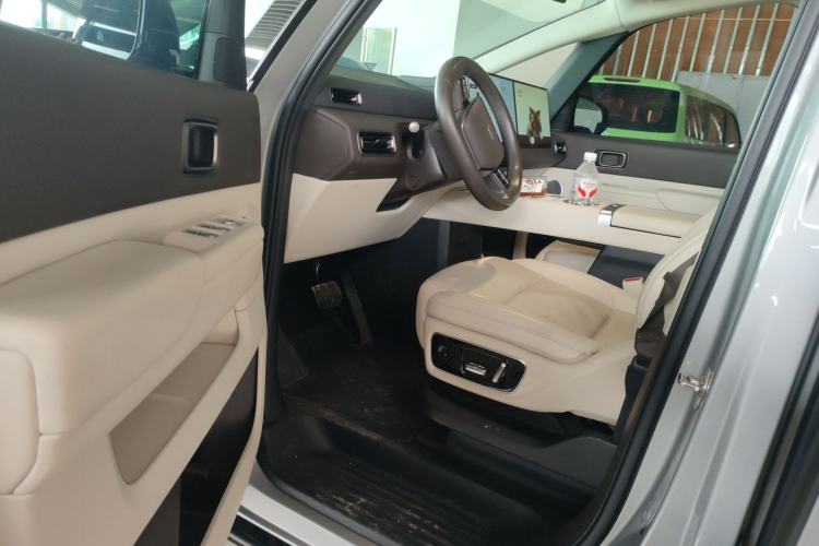 Used Li Auto MEGA 2024 Ultra Model
