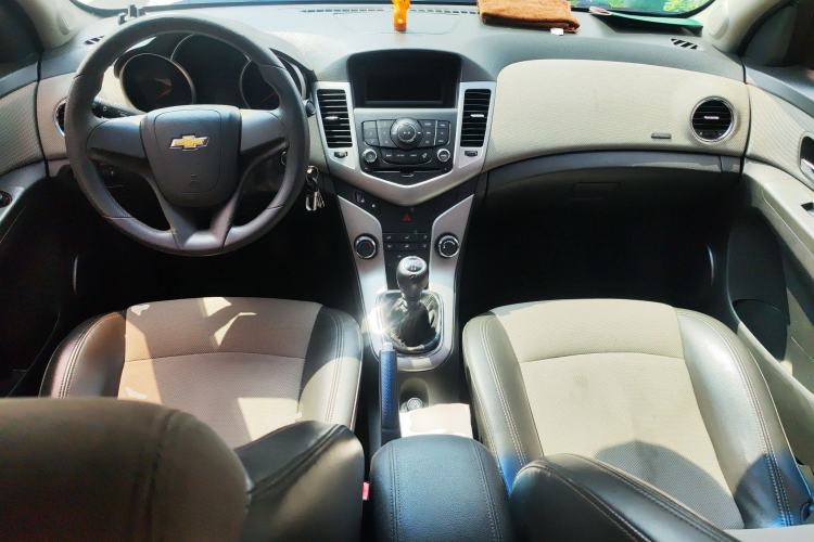 Used Chevrolet Cruze 2012 1.6L SE MT Center Console