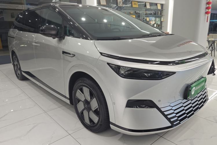 Used XPeng X9 2024 702 Ultra-Long Range Pro Front Right 45 Deg