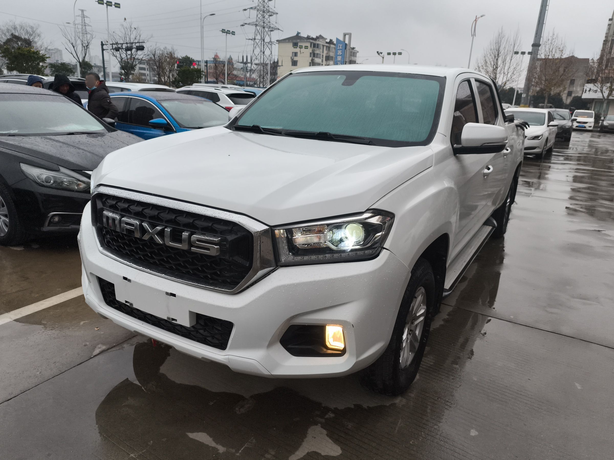 تحت مقدمة السيارة