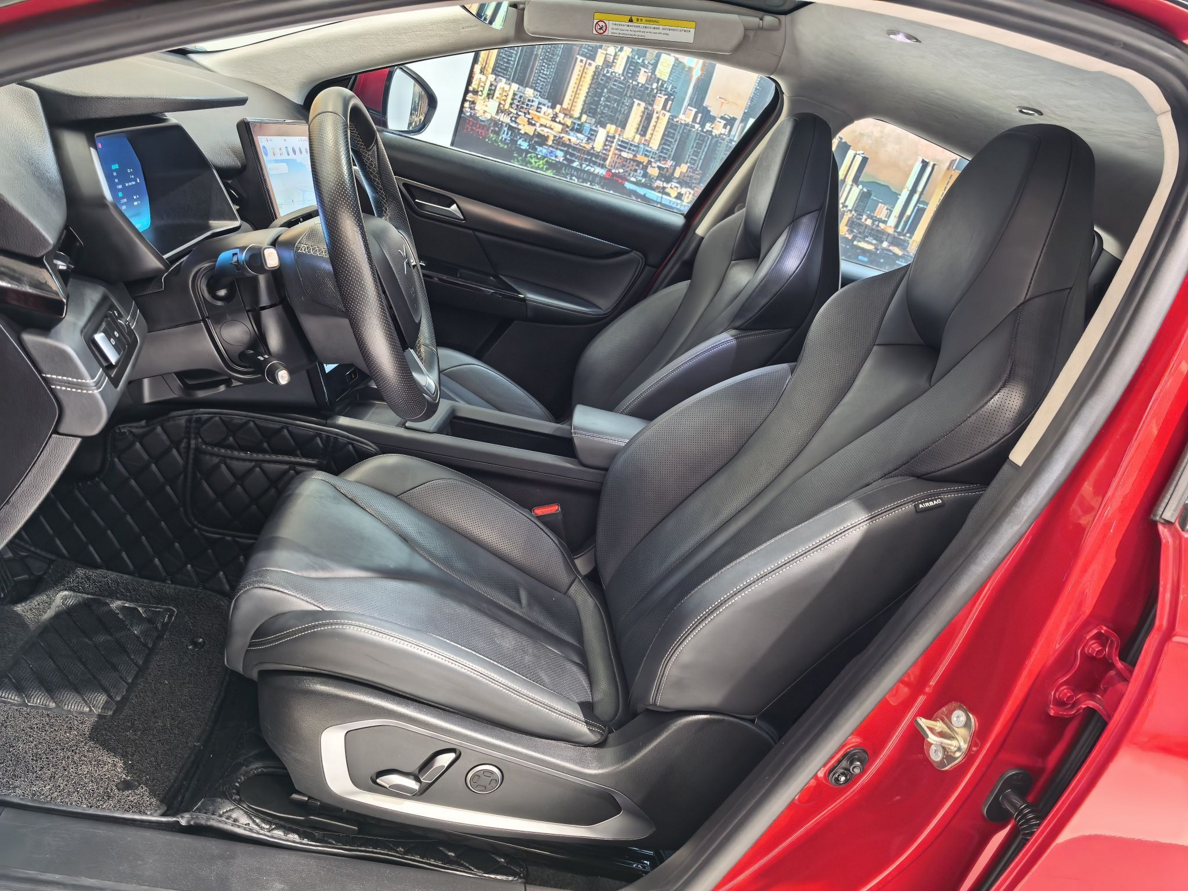 Переднее сиденье в автомобиле