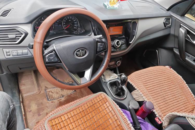 Used FAW Senya R7 2016 1.6L Manual Luxury Model Center Console