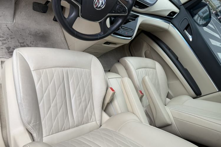 Used Buick GL8 2023 Facelifted Land Cruiser Executive Luxury Version
