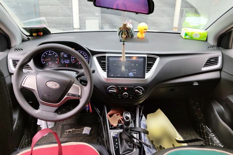 Used Hyundai Verna (new generation) 2016 1.4L Automatic Cool Edition GLS Center Console