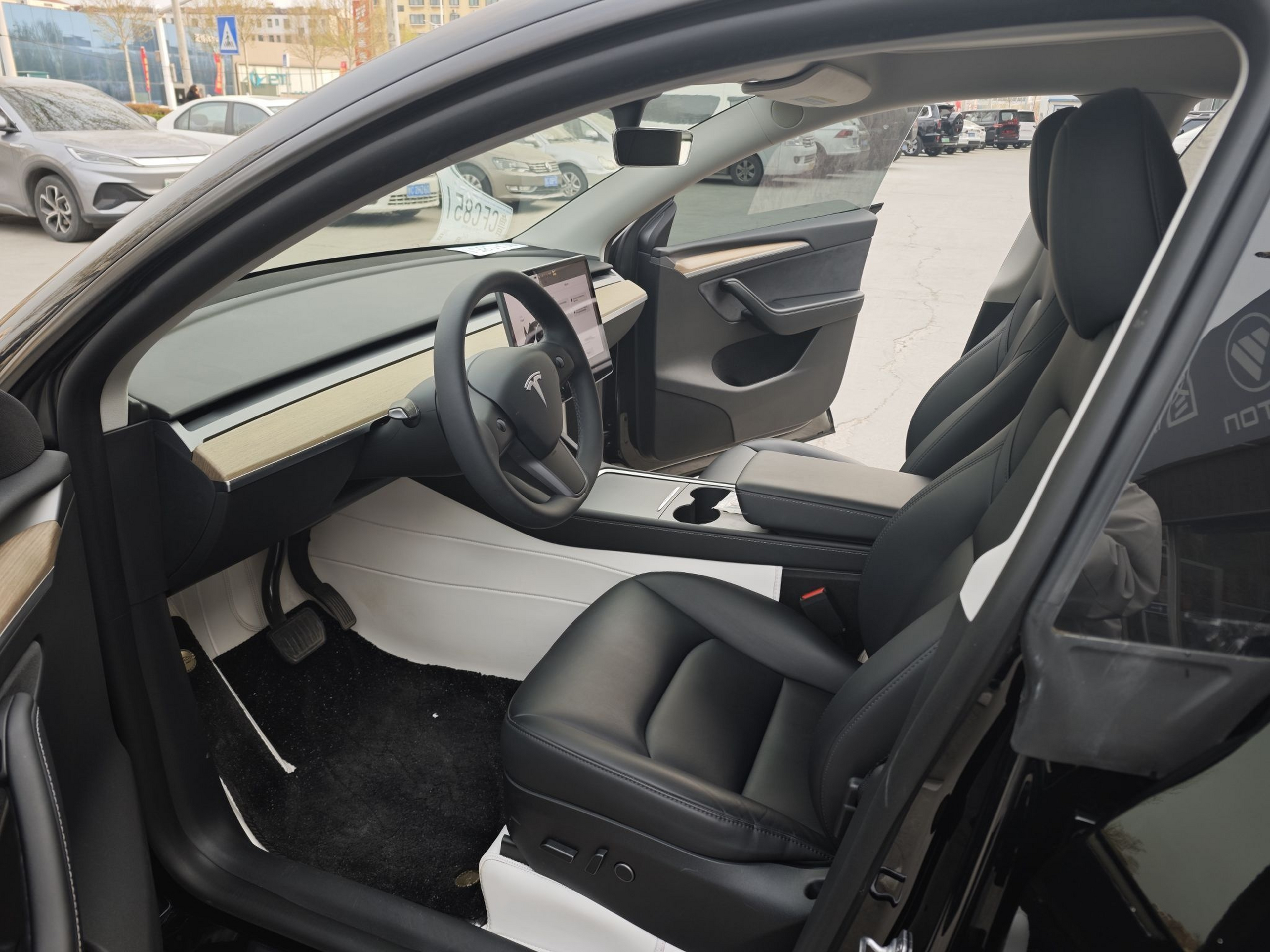 المقاعد الأمامية داخل السيارة