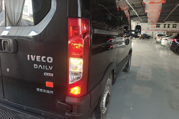 Used Iveco Eurocargo 2021 2.0T Manual Super-Rui Short Wheelbase Low-Roof Side-Hinged Door F1A
