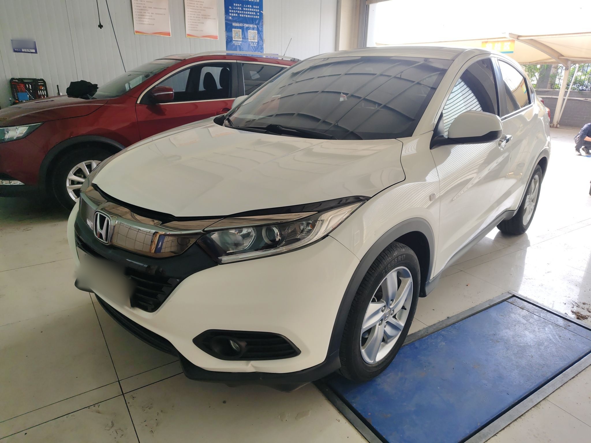 تحت مقدمة السيارة