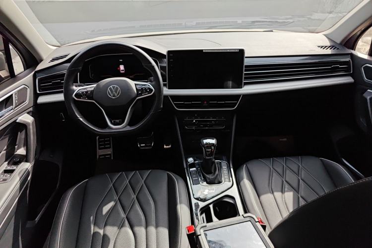 Used Volkswagen Tiguan L 2022 330TSI Automatic Two-Wheel Drive R-Line Enhanced Edition Center Console