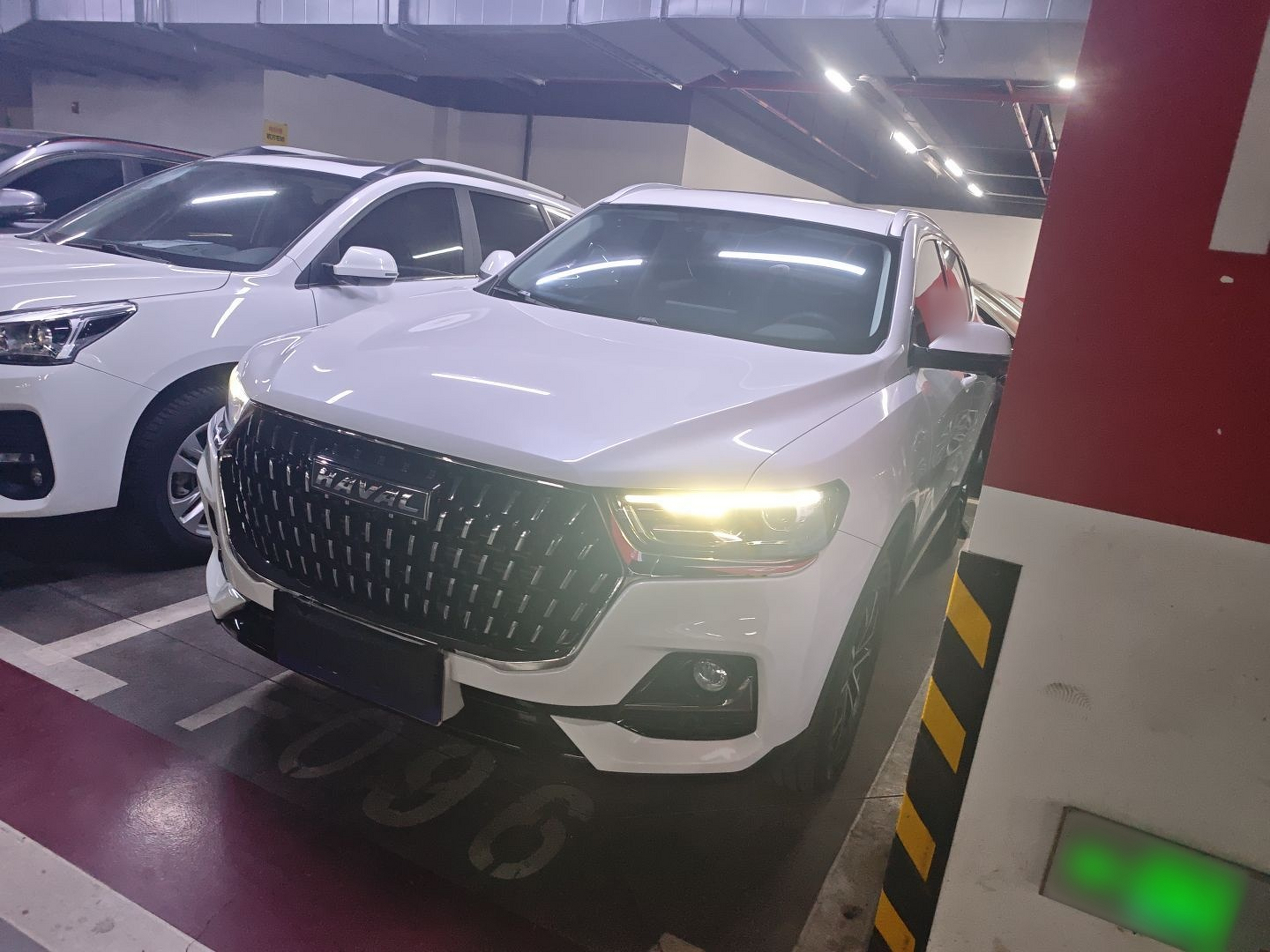 تحت مقدمة السيارة