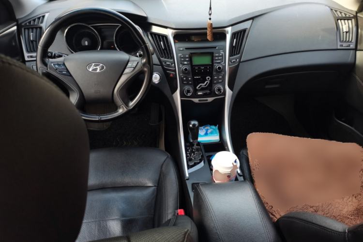 Used Hyundai Sonata 2013 2.4L Automatic Leading Edition China IV Standard Center Console