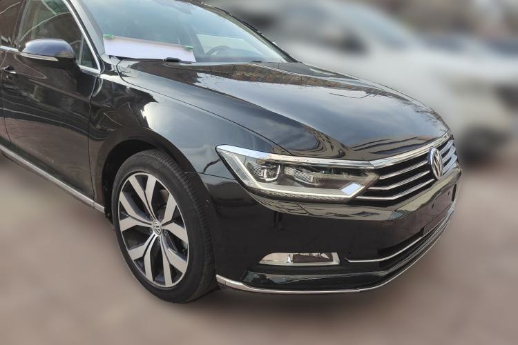 Used Volkswagen Magotan 2018 330TSI DSG Luxury Model Front Right 45 Deg