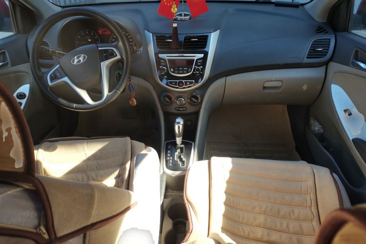 Used Hyundai Verna (older generation) 2010 Sedan 1.4L Automatic Luxury GLS Trim Center Console