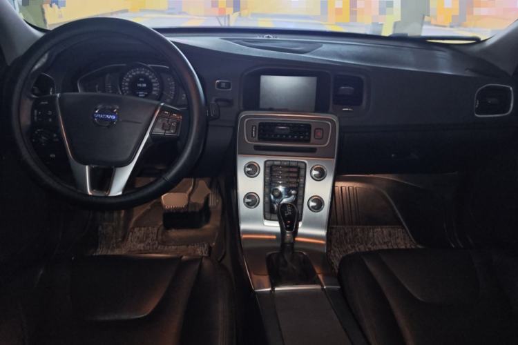 Used Volvo S60 2015 S60L 2.0T Zhiyuan Edition
