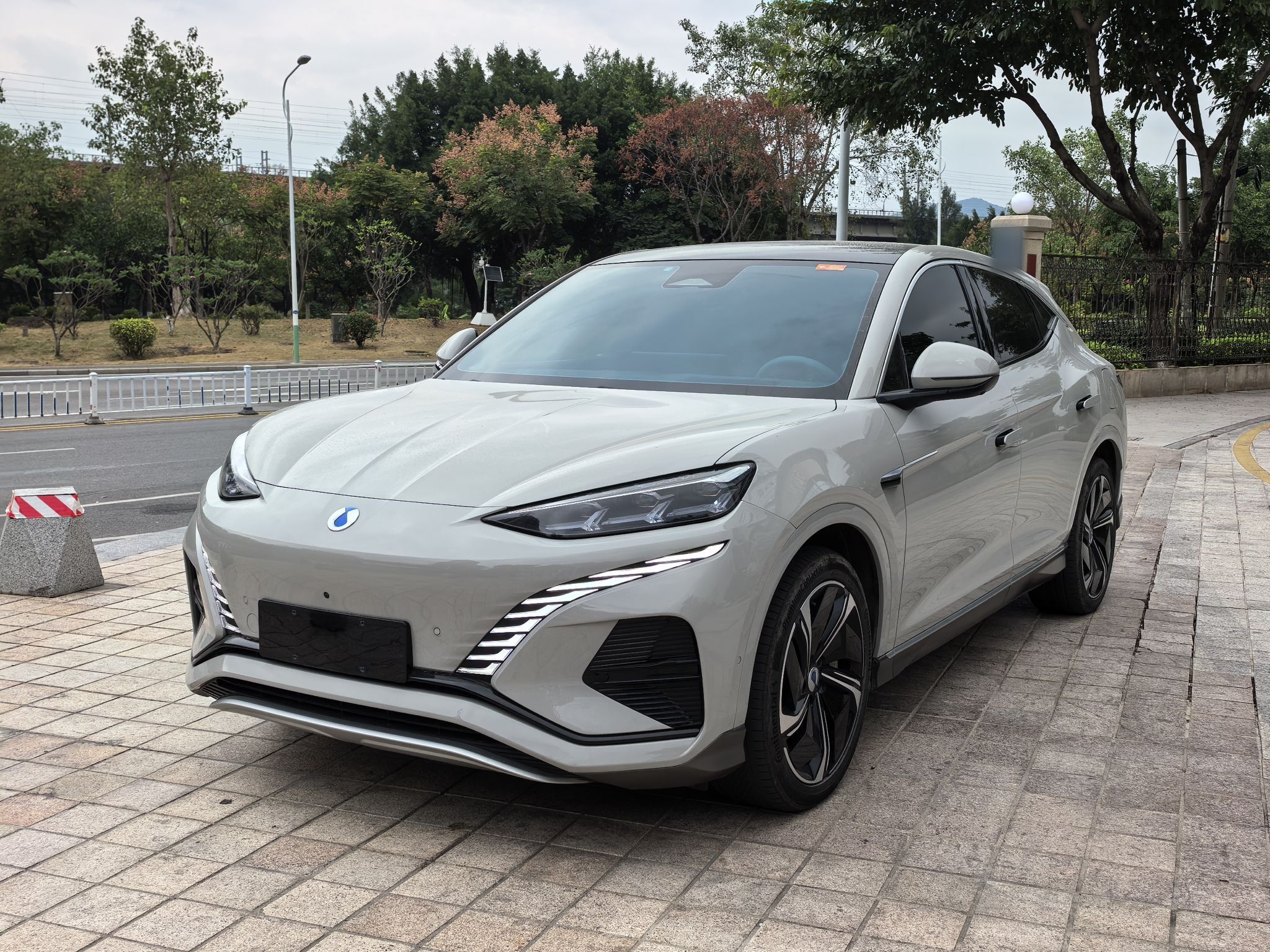 Под передней частью автомобиля