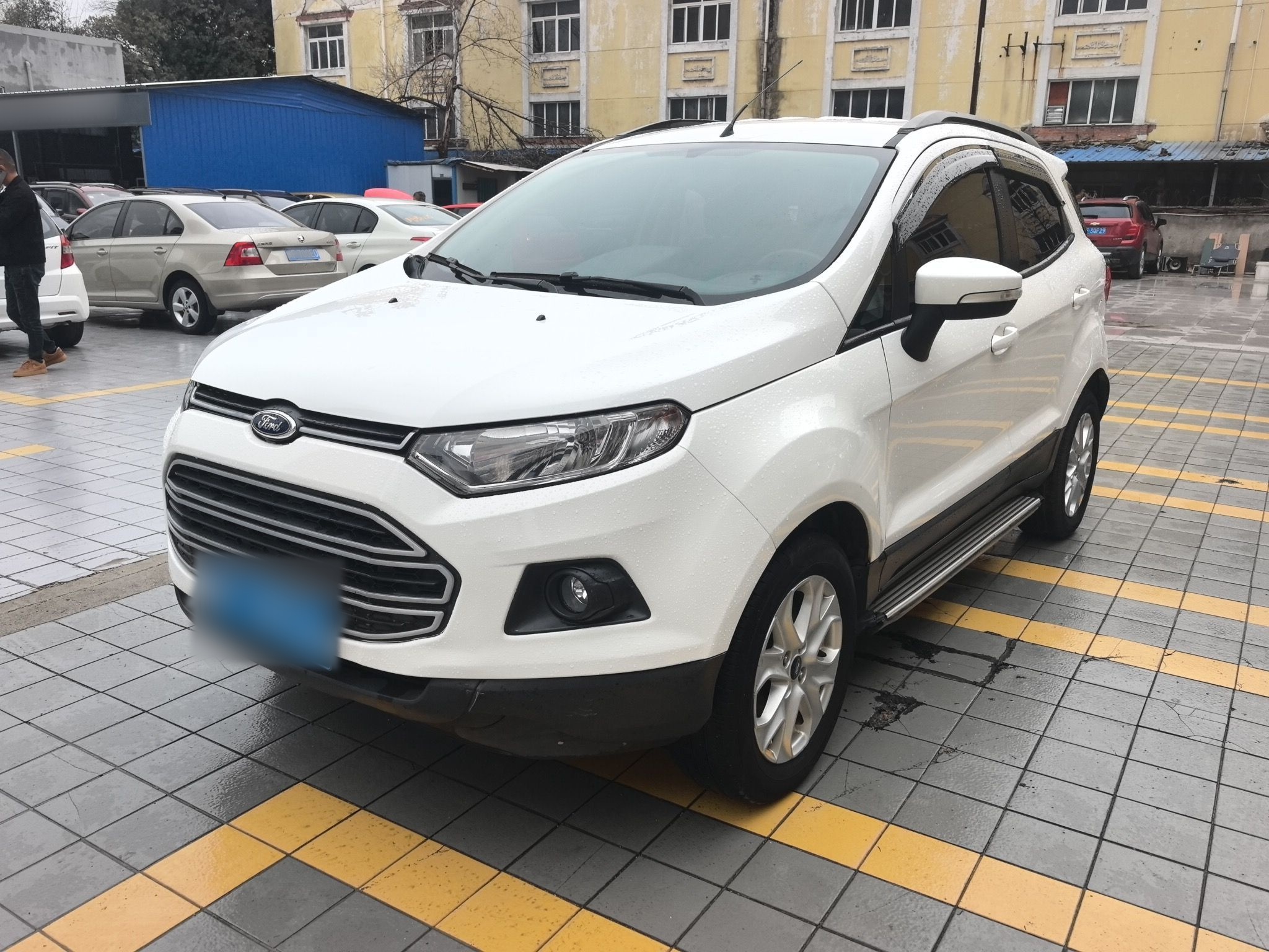 Под передней частью автомобиля