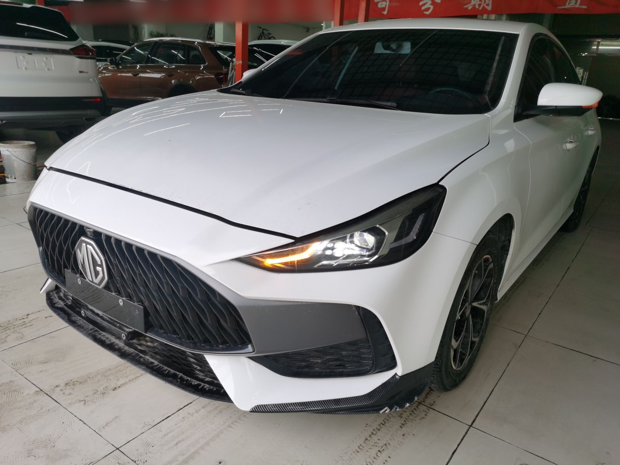 تحت مقدمة السيارة