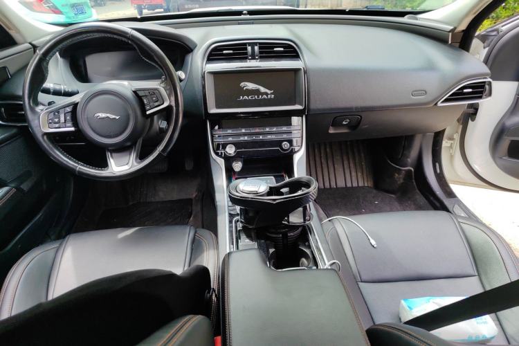 Used Jaguar XEL 2019 2.0T 200 PS Deluxe Edition Center Console