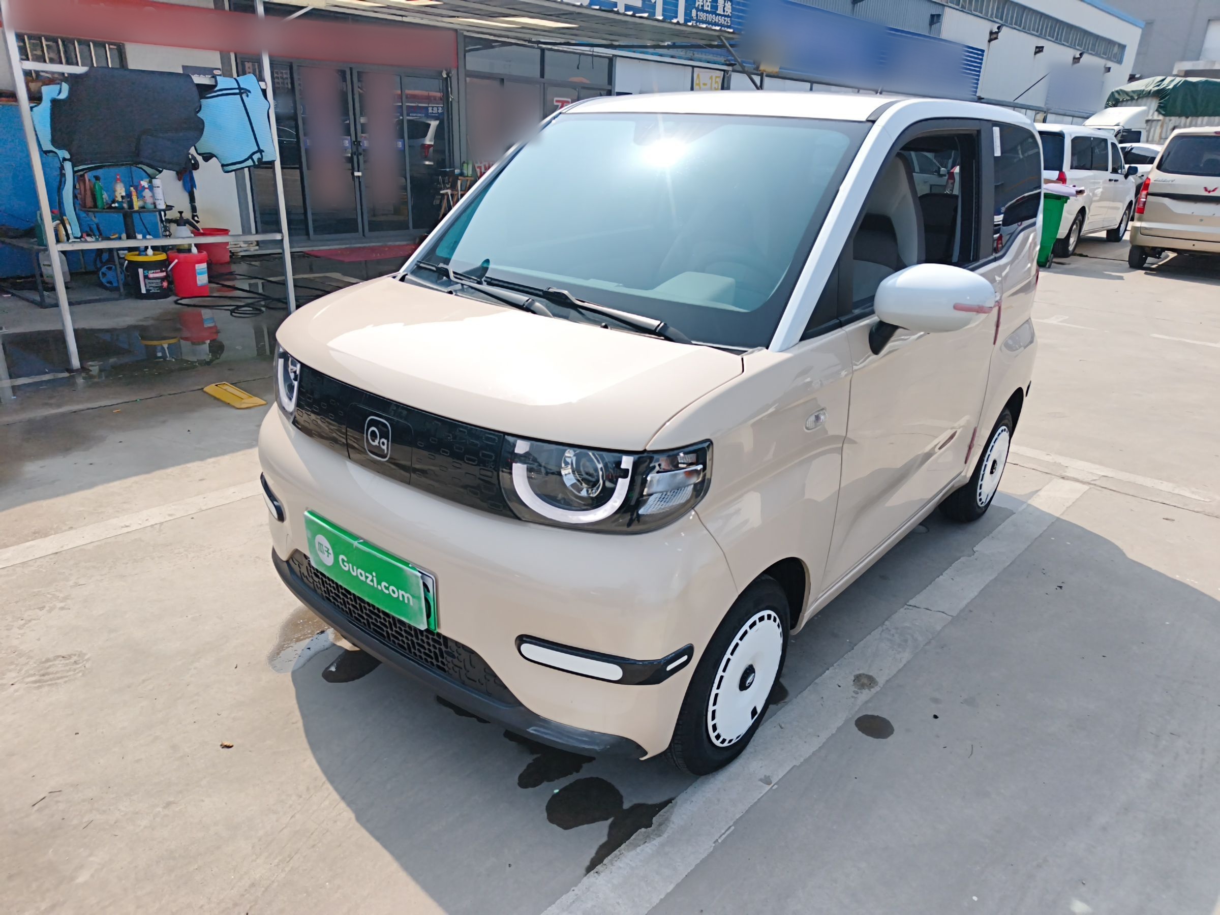 تحت مقدمة السيارة