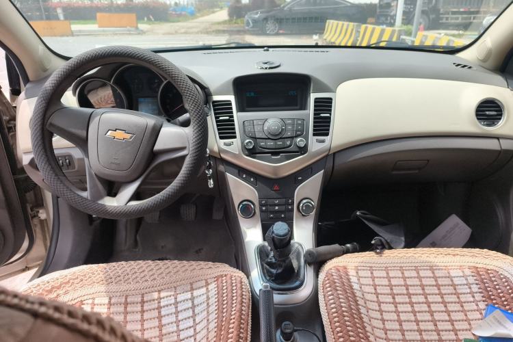 Used Chevrolet Cruze 2015 1.5L Classic SL MT Center Console