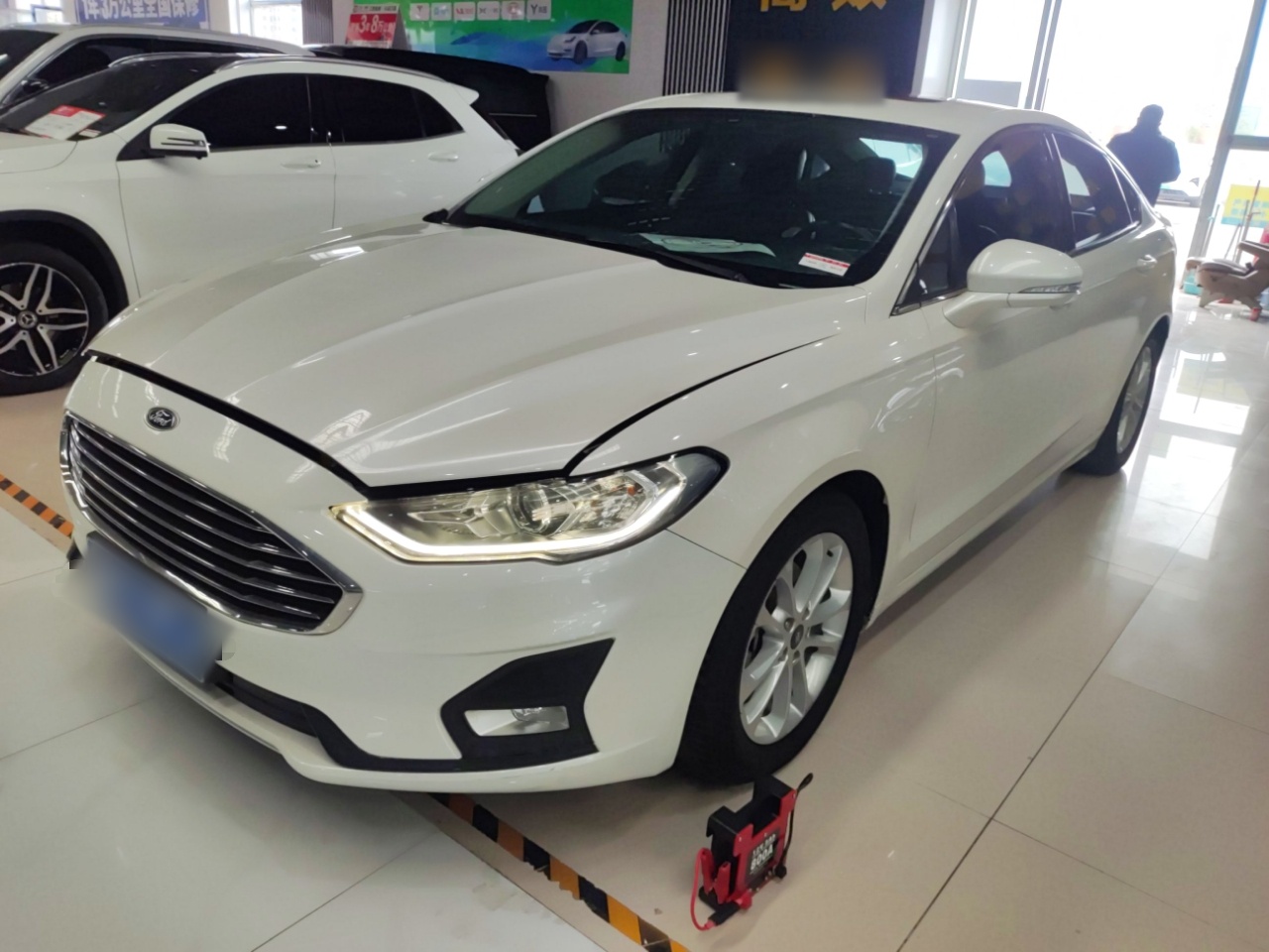 تحت مقدمة السيارة