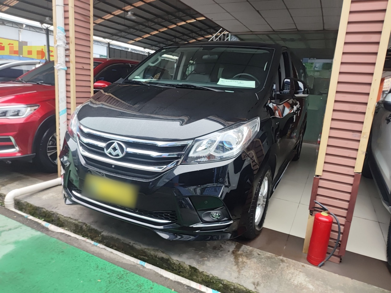 تحت مقدمة السيارة