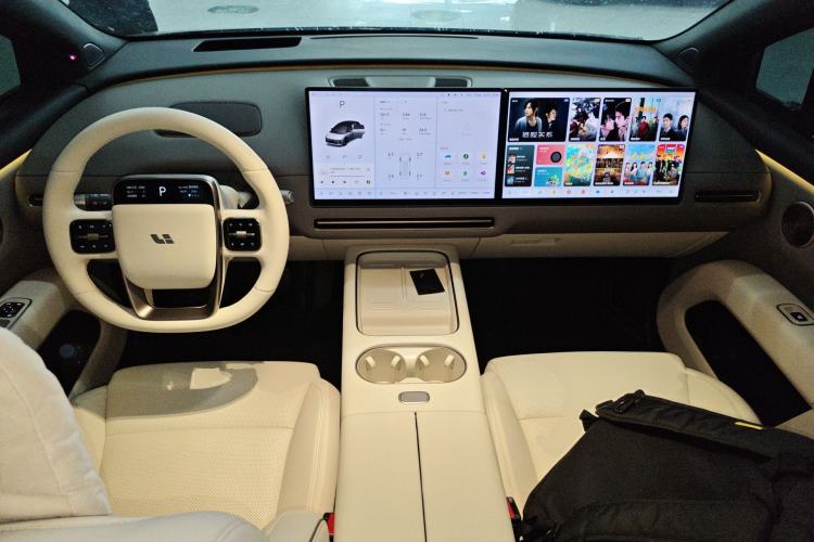 Used Li Auto i6 2025 Model Four-Wheel-Drive Standard Type Center Console