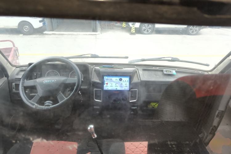 Used Iveco Daily 2020 2.8T V35 Box Truck with Dual Tires Low Roof 3 Seats China VI Emission Standard