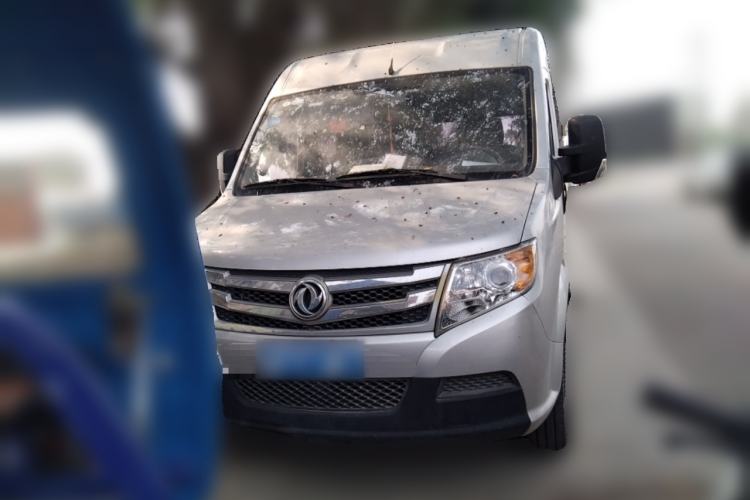 Used Dongfeng Yufeng 2018 2.3TA100 Standard Edition Logistics Vehicle Short Wheelbase Mid-Roof Design 5-9 Seater Powered by WP2.3 Front