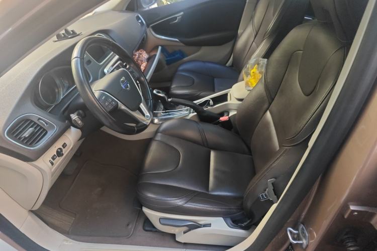 Used Volvo V40 2015 1.6T Zhiyi Edition
