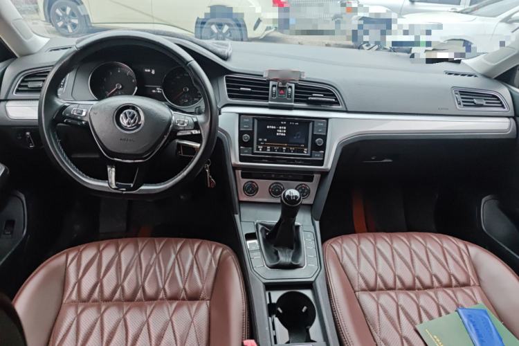 Used Volkswagen Lamando 2015 230TSI Manual Trend Edition Center Console